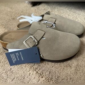 NWT: Universal Threads Clogs